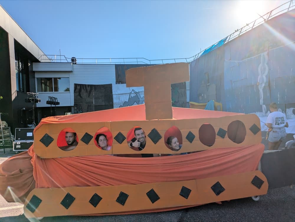 Sous-marin orange grandeur nature construit par l’équipe pour un séjour à thème