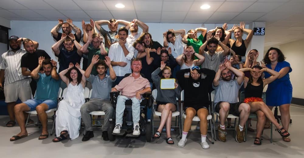 Photo de groupe pleine d’humour : jeunes et accompagnateurs grimacent ensemble