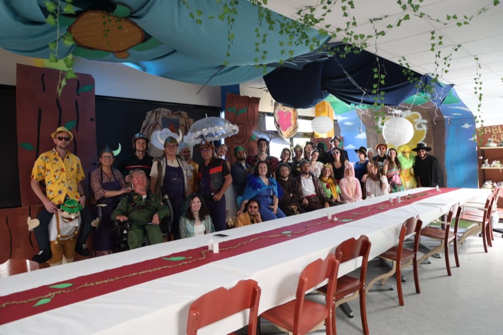 L’équipe d’animation costumée dans la salle décorée d’un séjour à thème